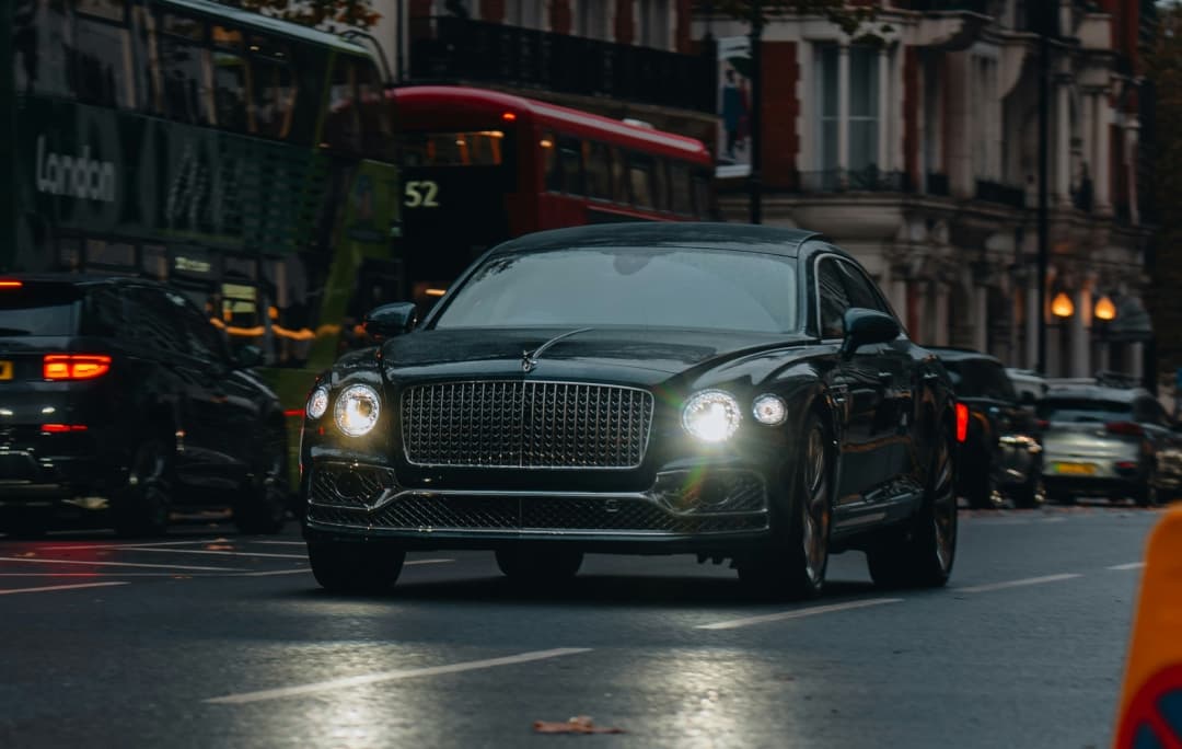 Luxus-Mietwagen in einer Londoner Straße